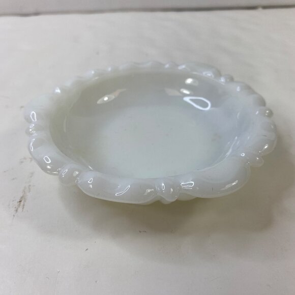 Vintage Anchor Hocking 1960s White Scalloped Edge Ashtray - Picture 2 of 5